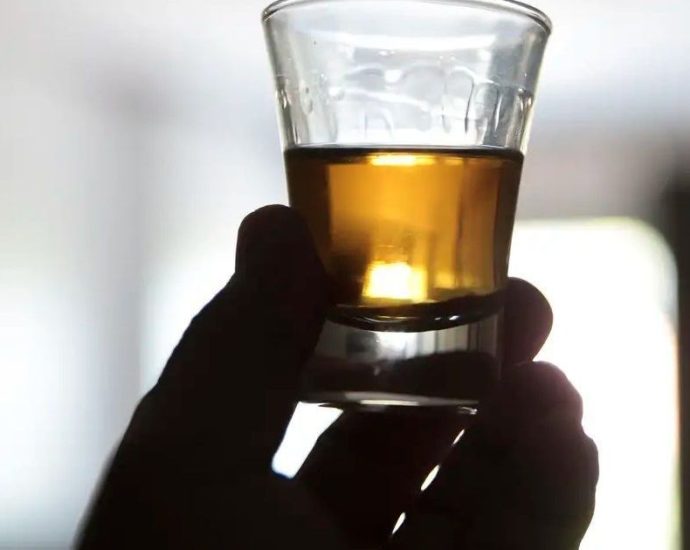 CACHAÇA ENVENENADA: HOMEM TENTA MATAR VIZINHO