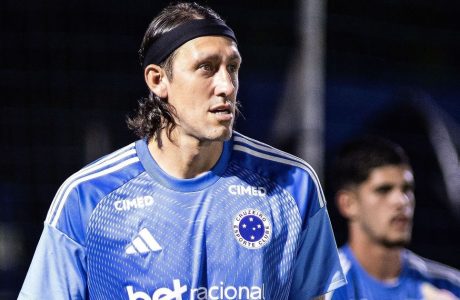 CÁSSIO INTERROMPE JOGO DO CRUZEIRO PARA IR AO BANHEIRO