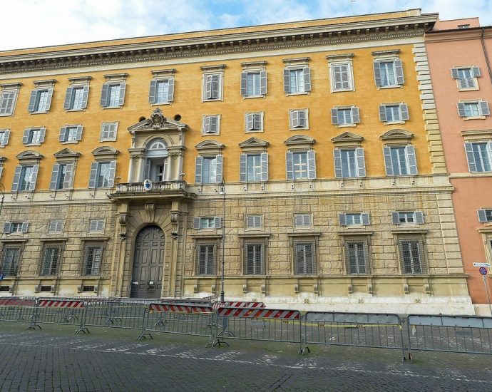 FRATERNIDADE SÃO PIO X: REUNIÃO COM O PREFEITO DA DOUTRINA DA FÉ