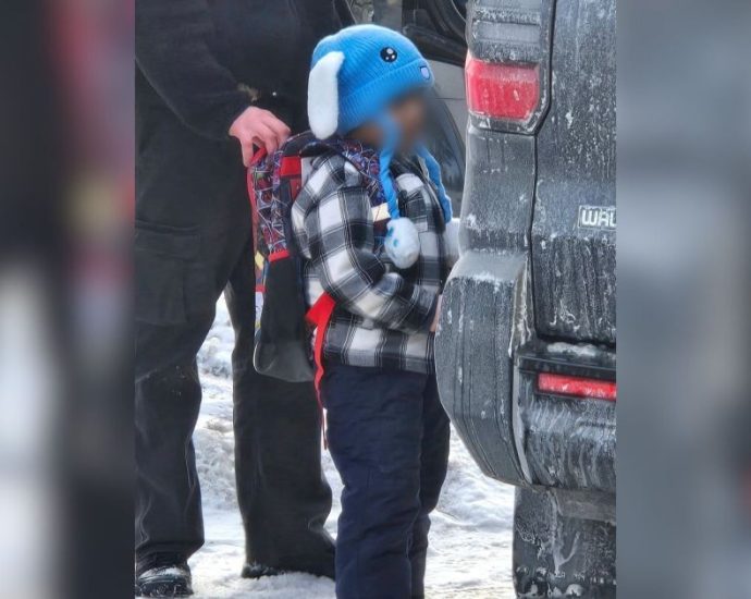 LIBERAÇÃO DE MENINO DETIDO PELO ICE: VEJA O MOMENTO